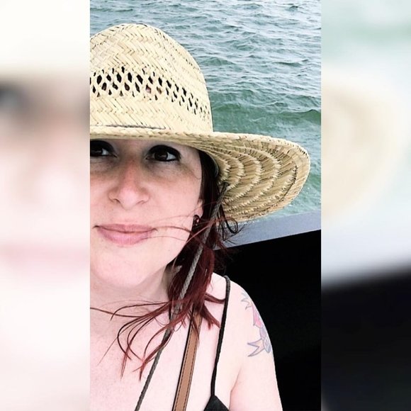 Meet your Posher, Ellen - Picture 2 of 8